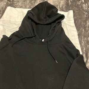 Super cute cozy cropped H&M medium black fleece sweater.